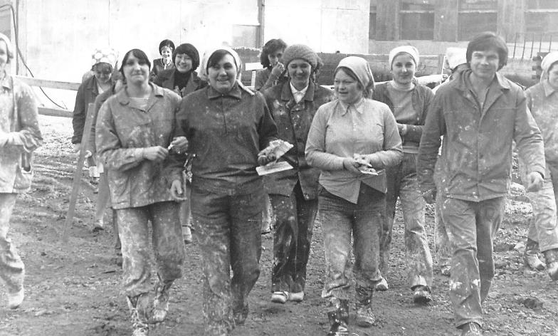 Фотография "Бригада маляров УНР-115 Героя Социалистического Труда Жуковец В.И." 1975-1977 гг.  Фотография "Бригада маляров УНР-115 Героя Социалистического Труда Жуковец В.И." 1975-1977 гг.