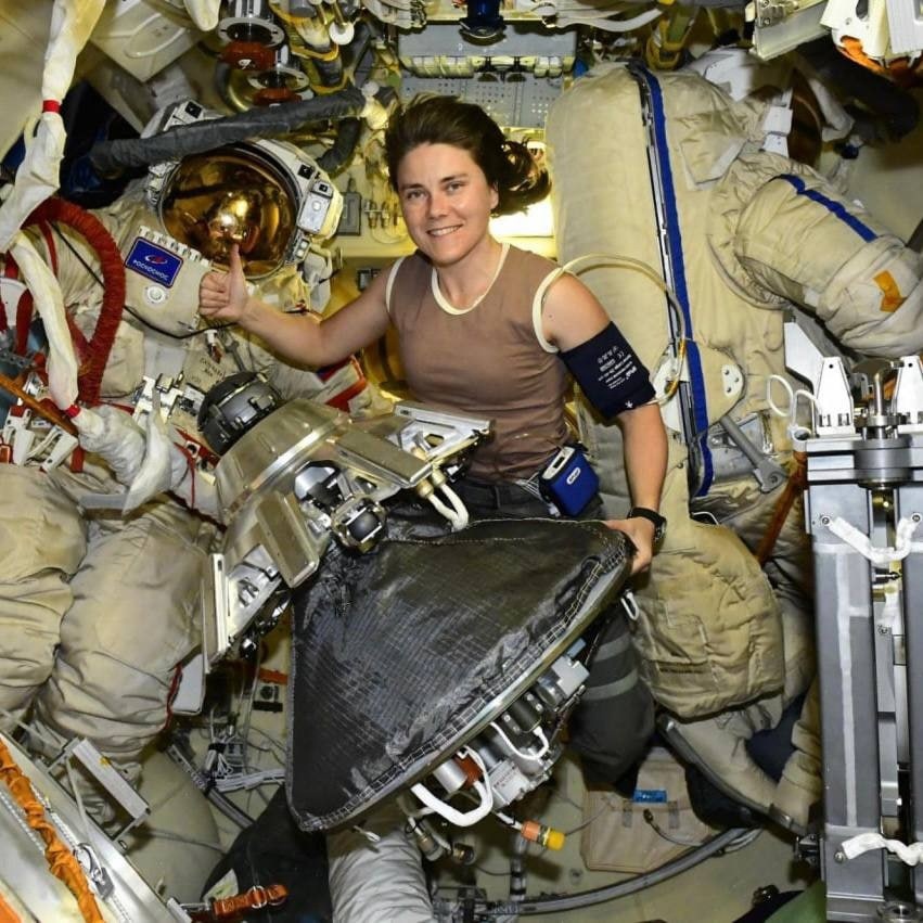 Рабочий момент полета Анны Кикиной на борту МКС. Ноябрь 2022 года