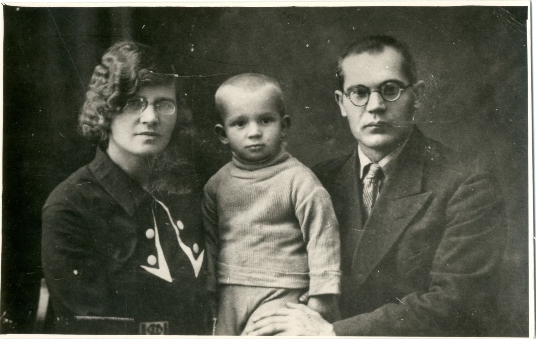 Фотокопия «Семейство Белозеровых: Семен Ефимович, Александра Ивановна и Борис Семенович» Фотокопия «Семейство Белозеровых: Семен Ефимович, Александра Ивановна и Борис Семенович»