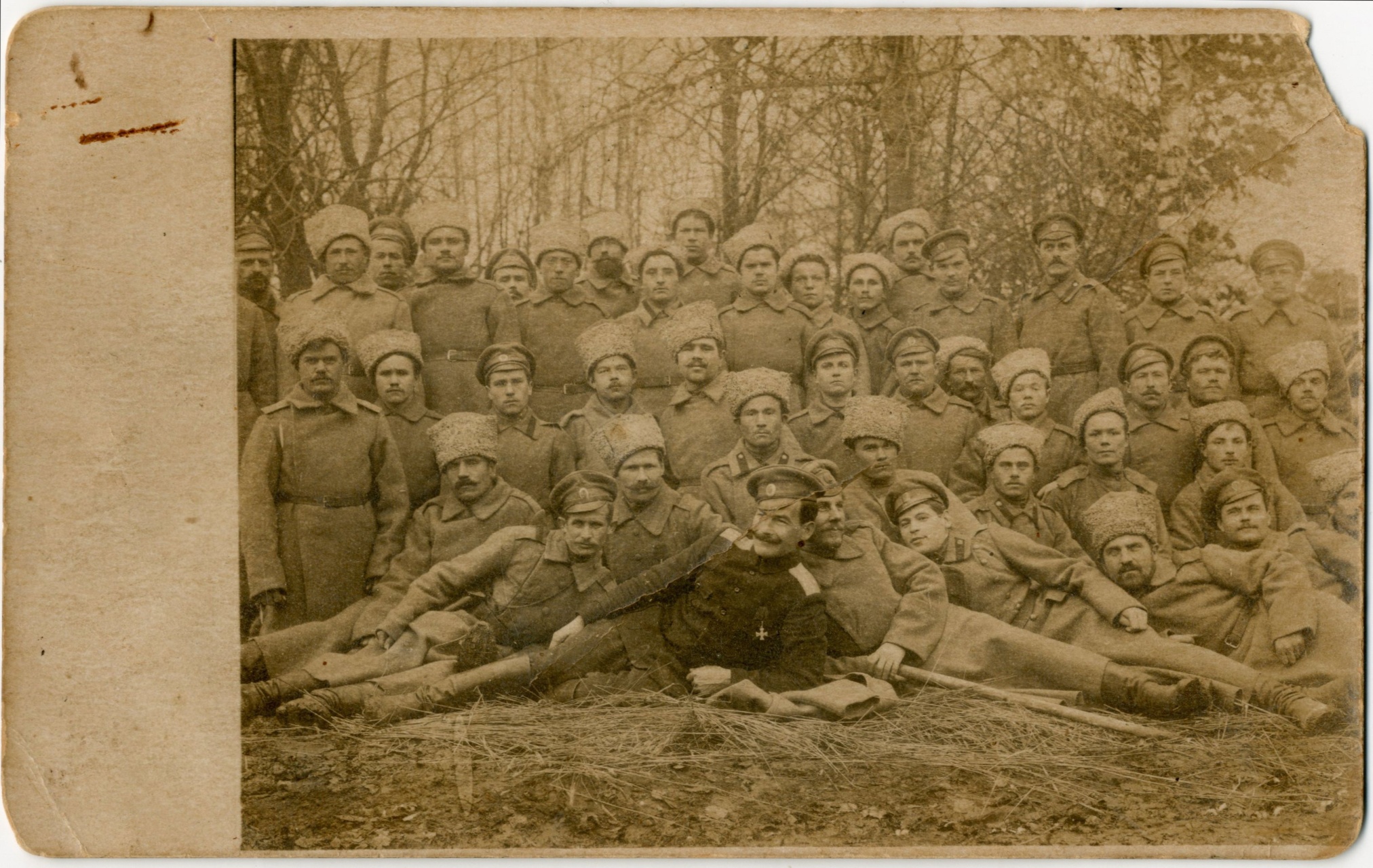 Фотография «Нижние чины и офицеры 199-го пехотного Кронштадского полка». Юго-Западный фронт. 1916 год. Фотография «Нижние чины и офицеры 199-го пехотного Кронштадского полка». Юго-Западный фронт. 1916 год.