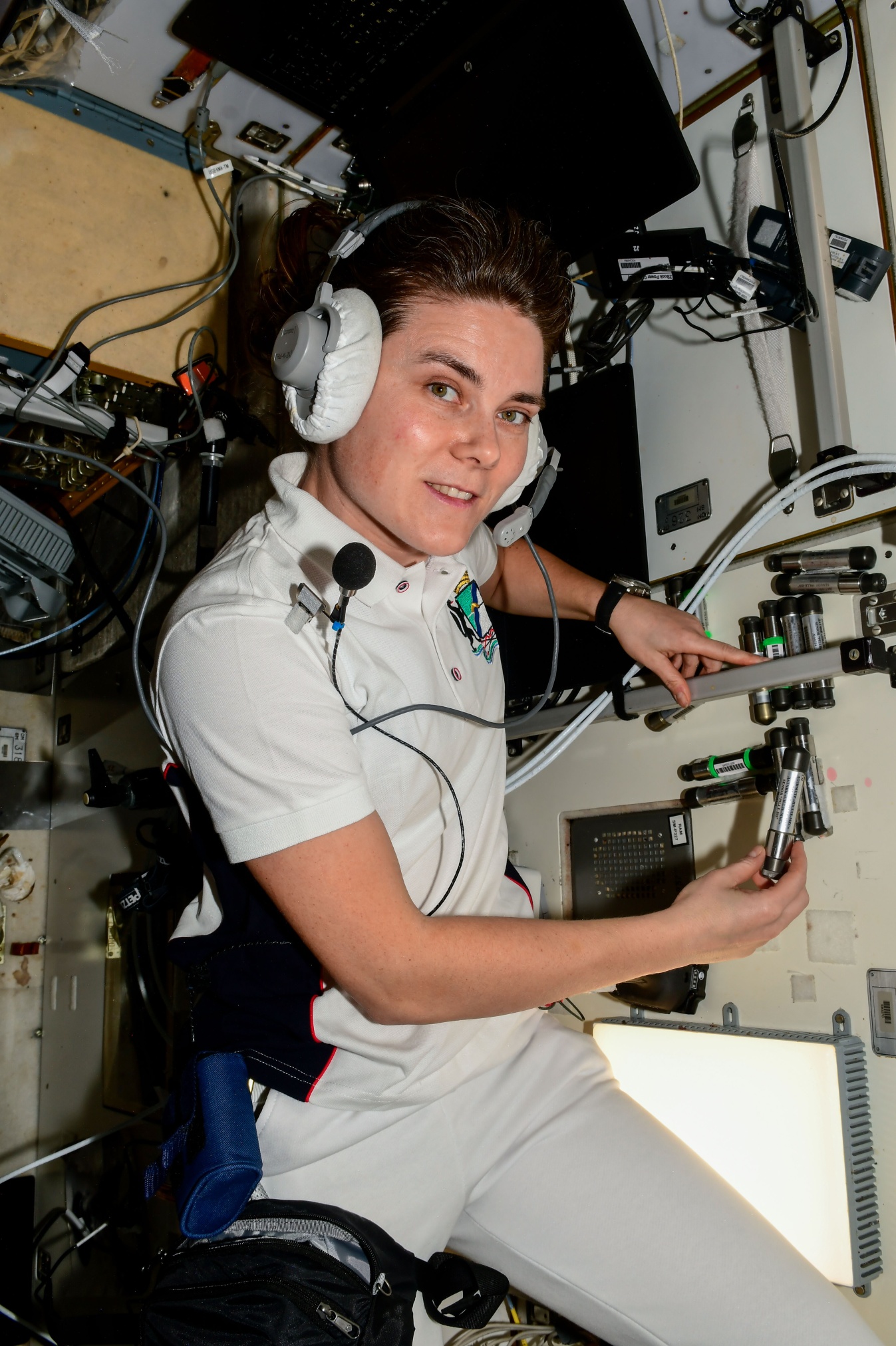 Анна Кикина проводит один из множества экспериментов на борту Международной космической станции. 19 января 2023 года