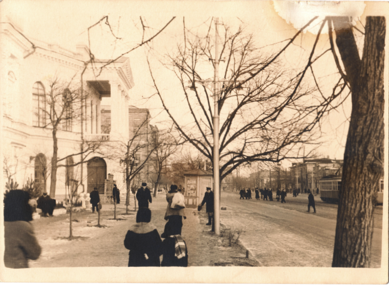 Площадь Свободы, Молодёжный театр драмы им. Ленинского комсомола. Из архива Соляникова К.Е. Площадь Свободы, Молодёжный театр драмы им. Ленинского комсомола. Из архива Соляникова К.Е.