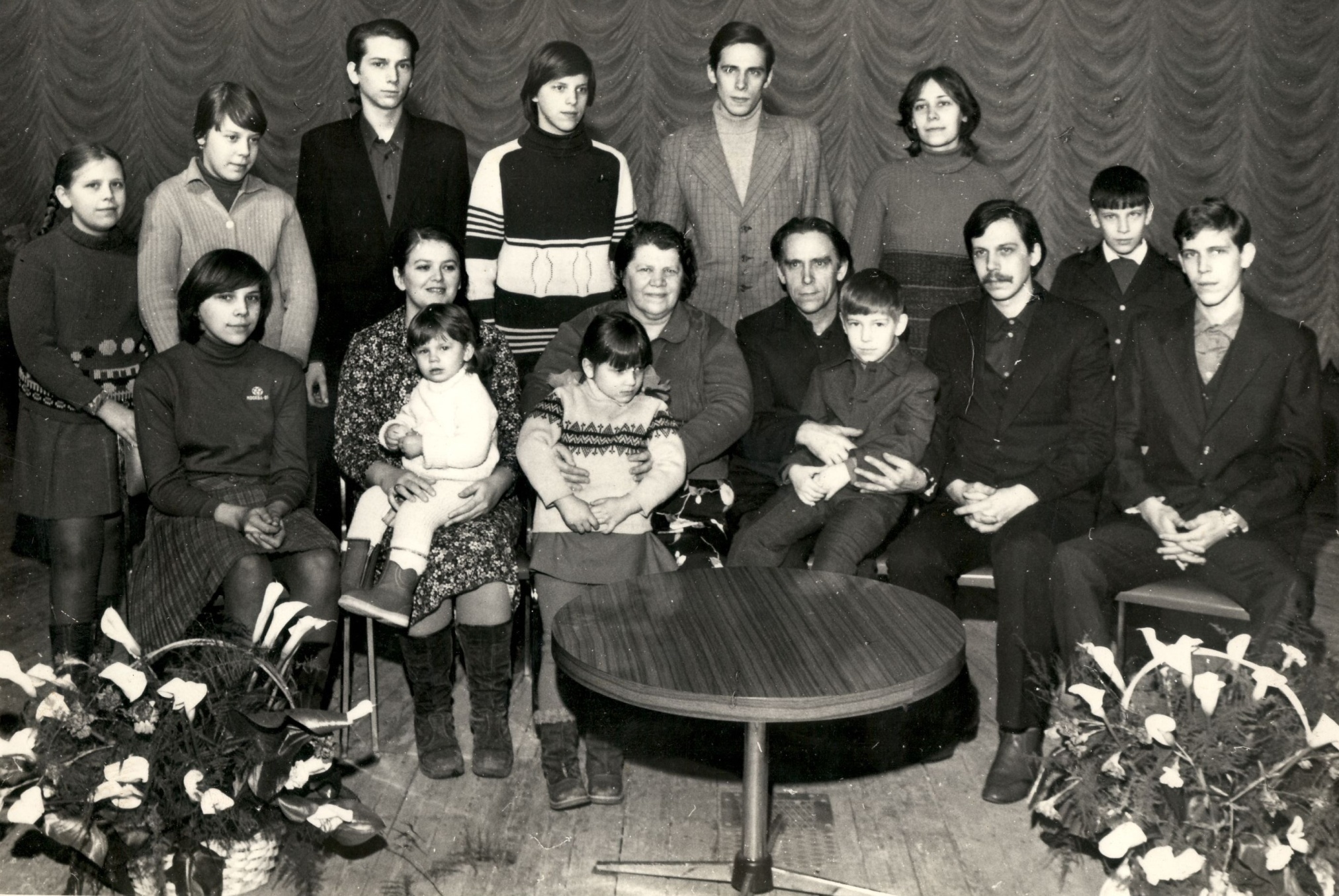 Фотография «Семья Медведевой Г.А.». 1982 г. 7 РОМК_ОФ_6507.jpg