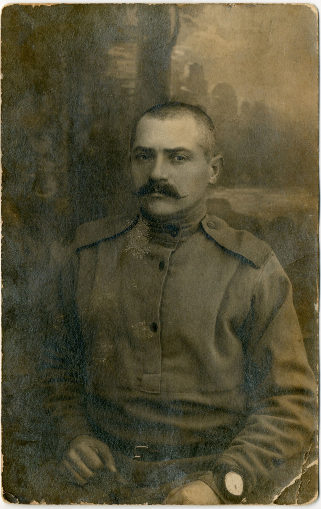 Фотография «Шофер Афончиков Б.П.». Юго-Западный фронт. 1916 год. Фотография «Шофер Афончиков Б.П.». Юго-Западный фронт. 1916 год.