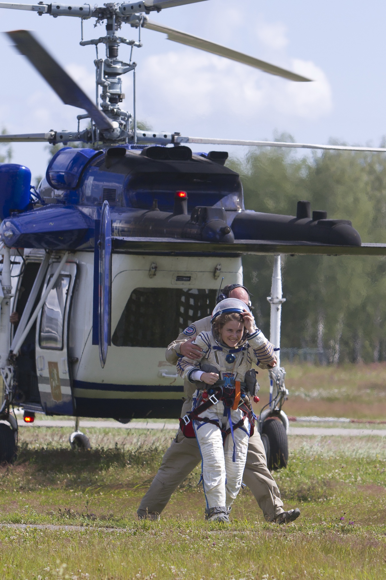 Анна после тренировок по эвакуации космонавта с места посадки на вертолете. Июль 2014 года