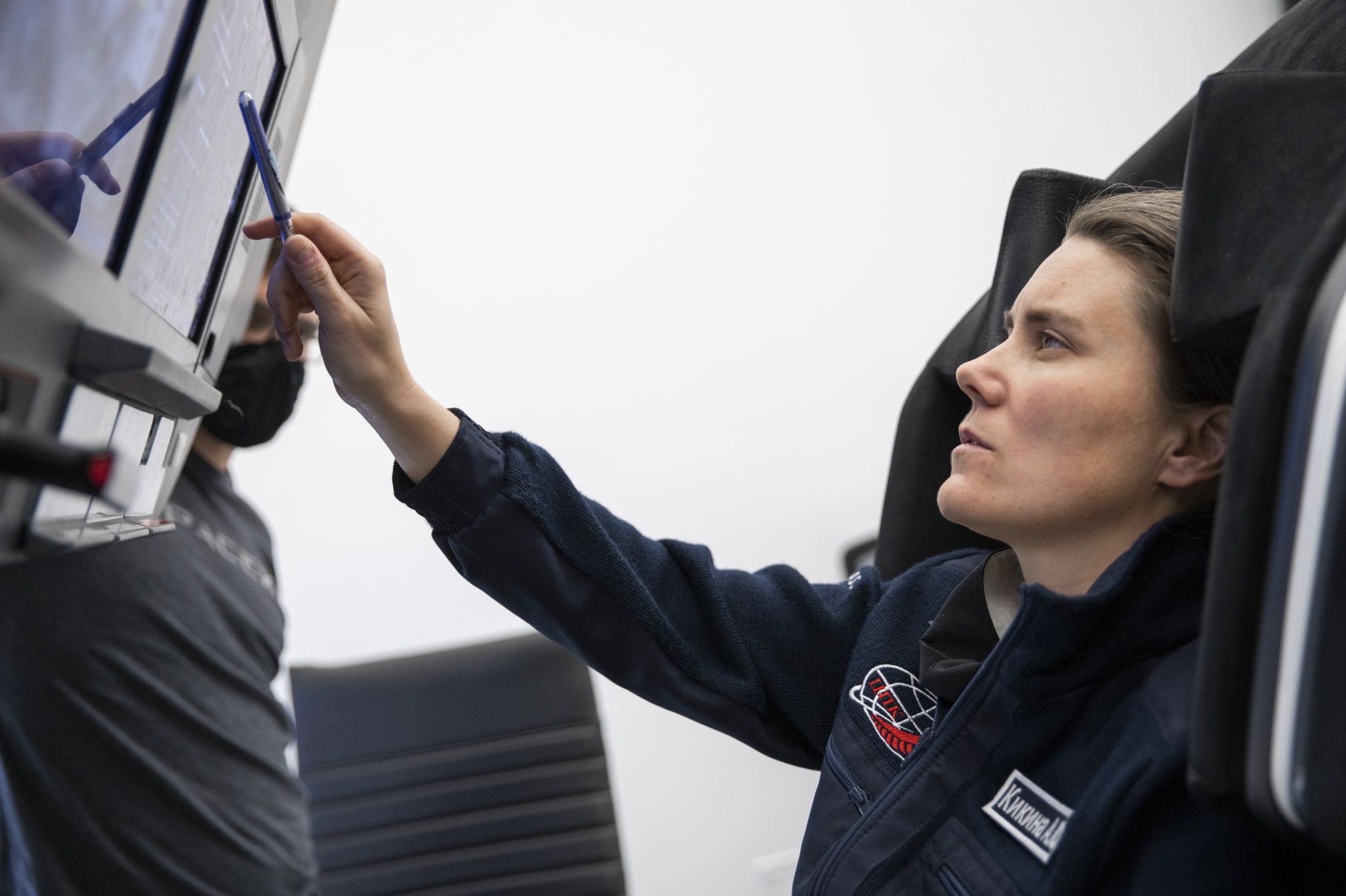 Во время наземных тренировок на корабле Crew Dragon. США, декабрь 20212 года Во время наземных тренировок на корабле Crew Dragon. США, декабрь 20212 года