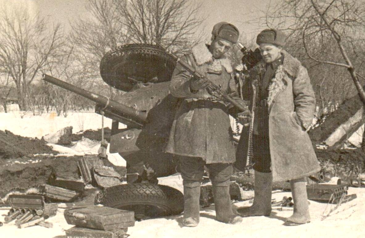 Фотография "Л.Б. Мазрухо и Г.Ф. Попов-операторы осматривают трофейное вражеское вооружение". Южный фронт. 1941 год Фотография "Л.Б. Мазрухо и Г.Ф. Попов-операторы осматривают трофейное вражеское вооружение". Южный фронт. 1941 год