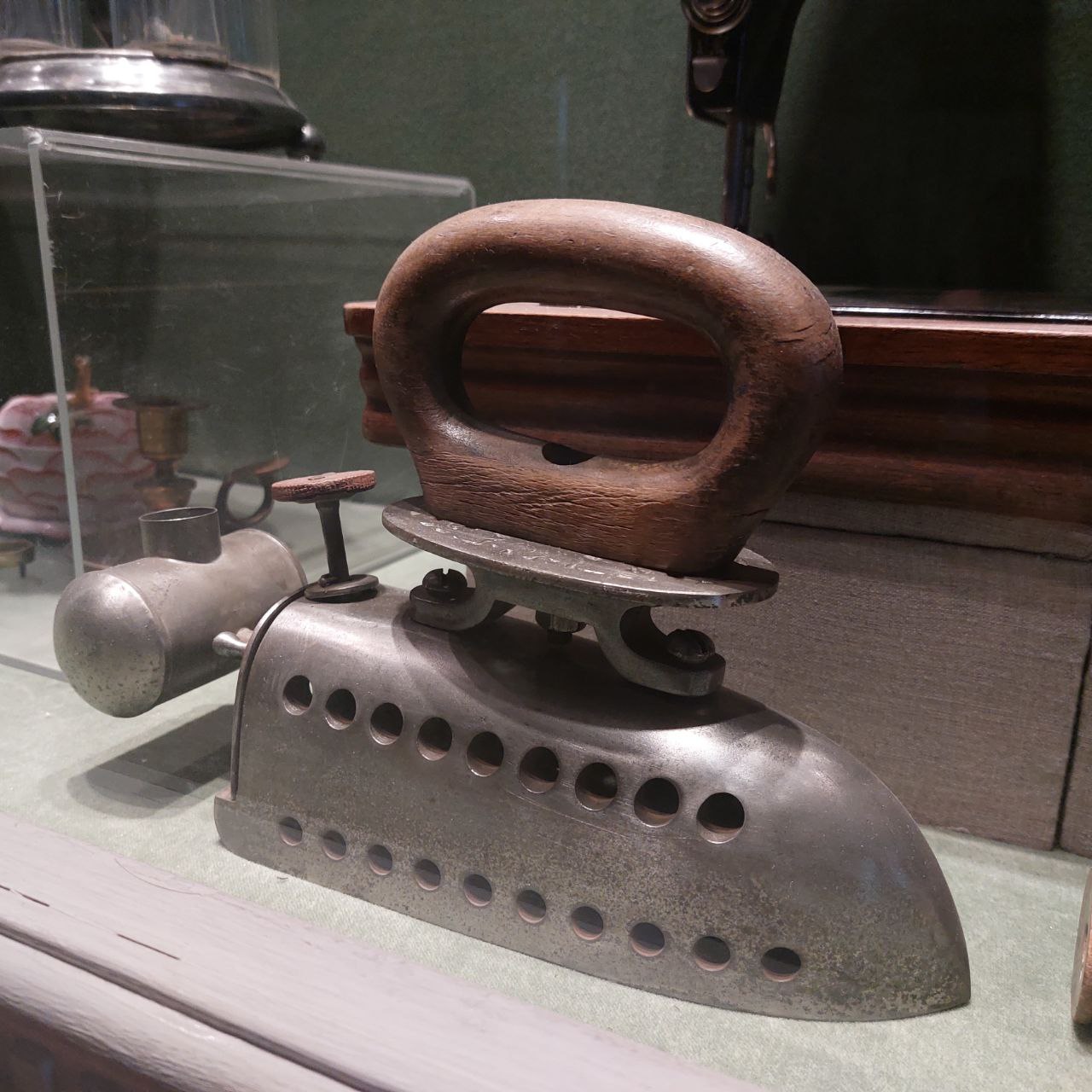 Утюг спиртовой из фондов музея Утюг спиртовой из фондов музея