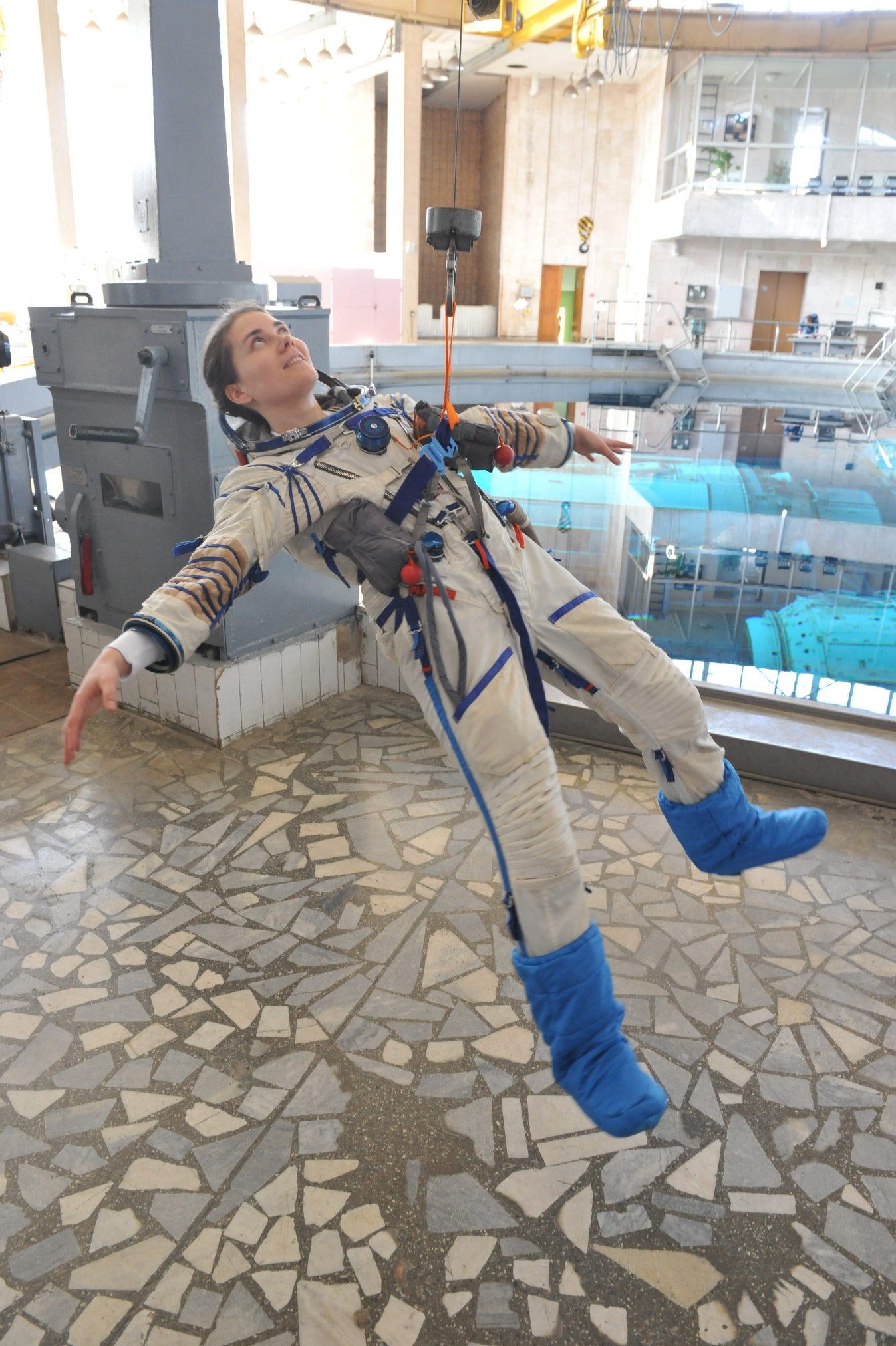 Имитация подъема на тросе на борт вертолета при эвакуации с места посадки. Звездный городок, апрель 2014 года Имитация подъема на тросе на борт вертолета при эвакуации с места посадки. Звездный городок, апрель 2014 года