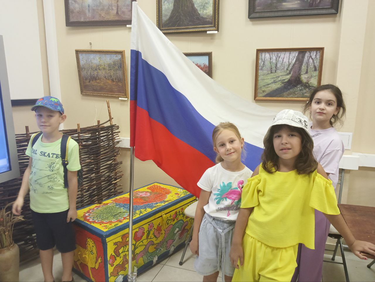 Гордо реет флаг Российский Гордо реет флаг Российский