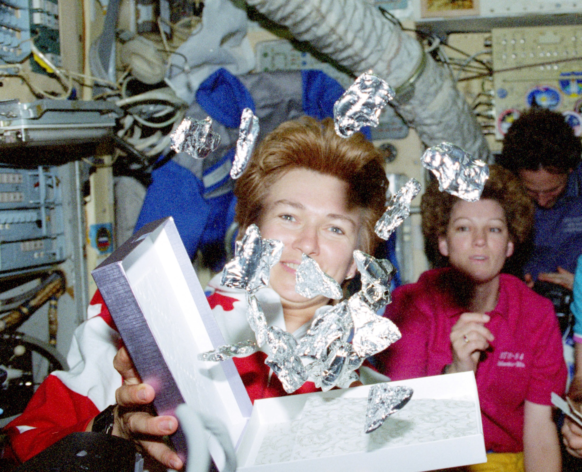Елена Кондакова во время своего второго космического полета привезла на борт станции «Мир» шоколадные конфеты в форме шаттлов. 17 мая 1997 года