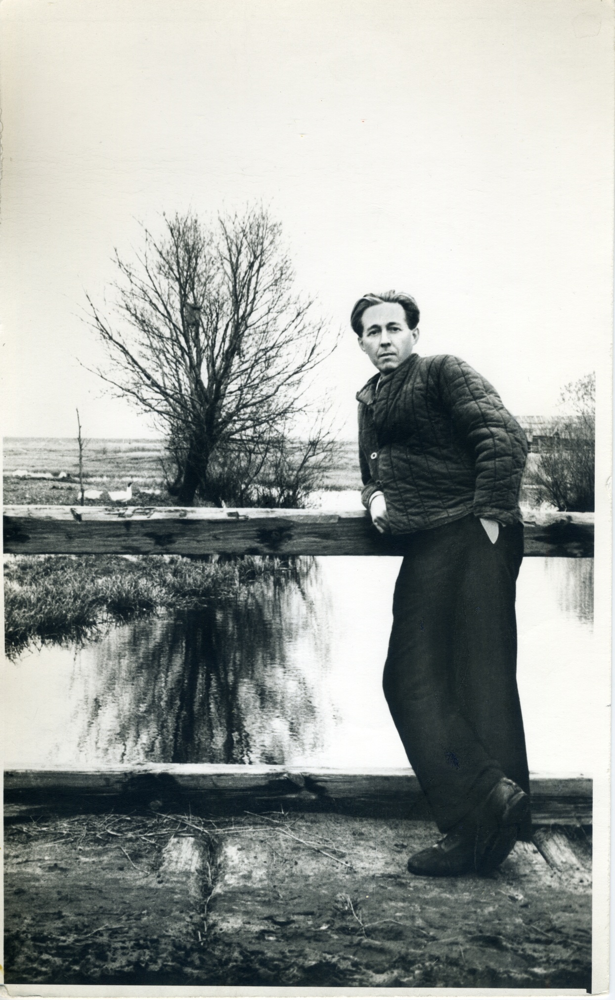 Фото А.И. Солженицын в селе Мильцево Владимирской области. 1 октября 1956 г. Фото А.И. Солженицын в селе Мильцево Владимирской области. 1 октября 1956 г.