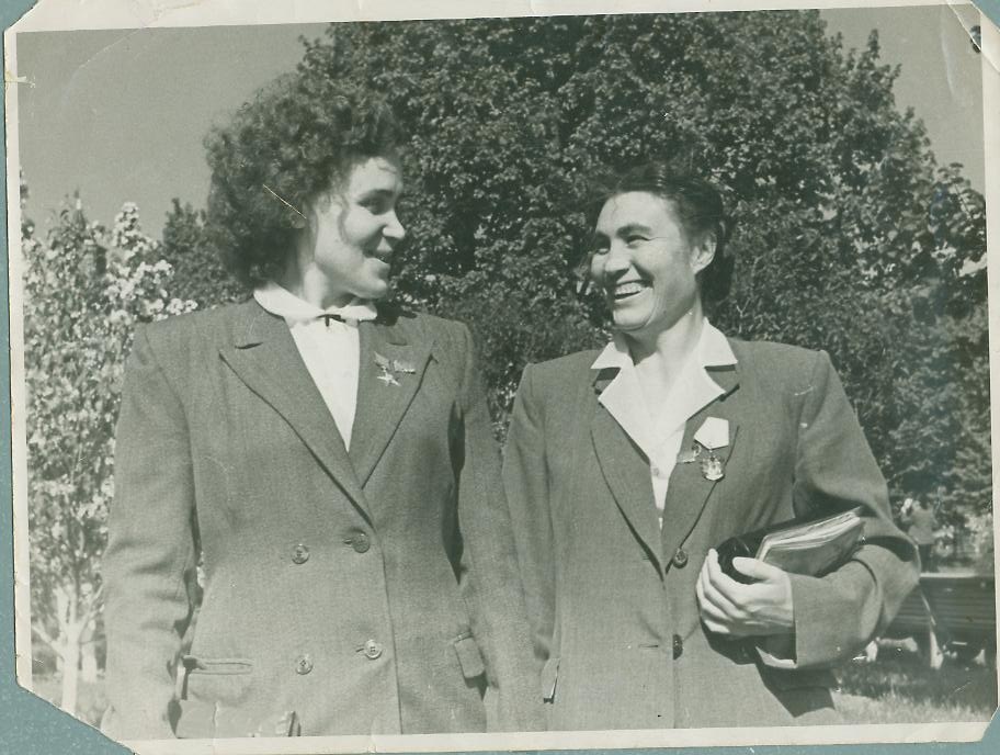 Фотография "Бригадир маляров УНР-115 Жуковец В.И. и Герой Социалистического Труда Дробышева Н.С. на Всесоюзном совещании молодых строителей. Москва. 1961 г." Фотография "Бригадир маляров УНР-115 Жуковец В.И. и Герой Социалистического Труда Дробышева Н.С. на Всесоюзном совещании молодых строителей. Москва. 1961 г."