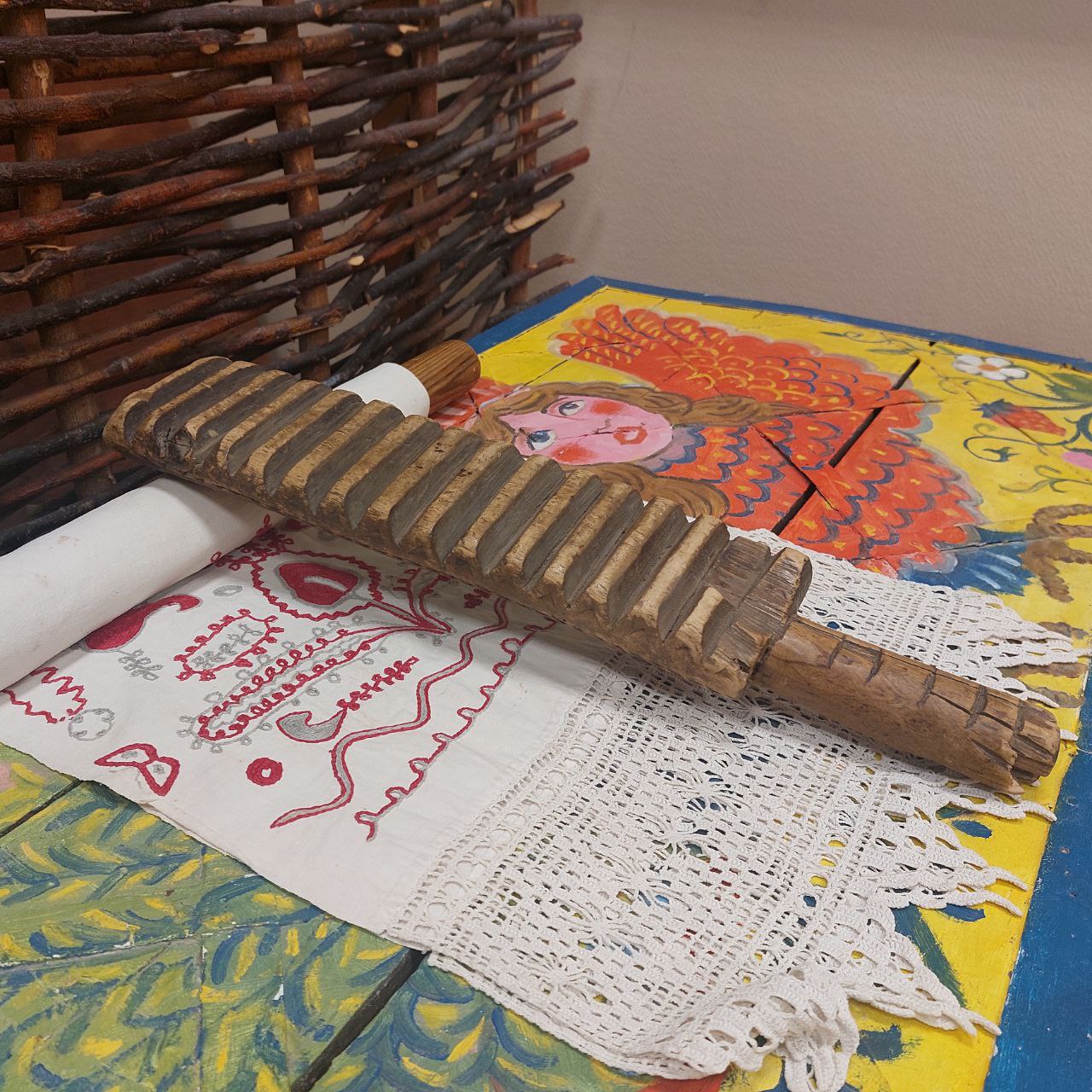 Рубель со скалкой из фондов музея Рубель со скалкой из фондов музея