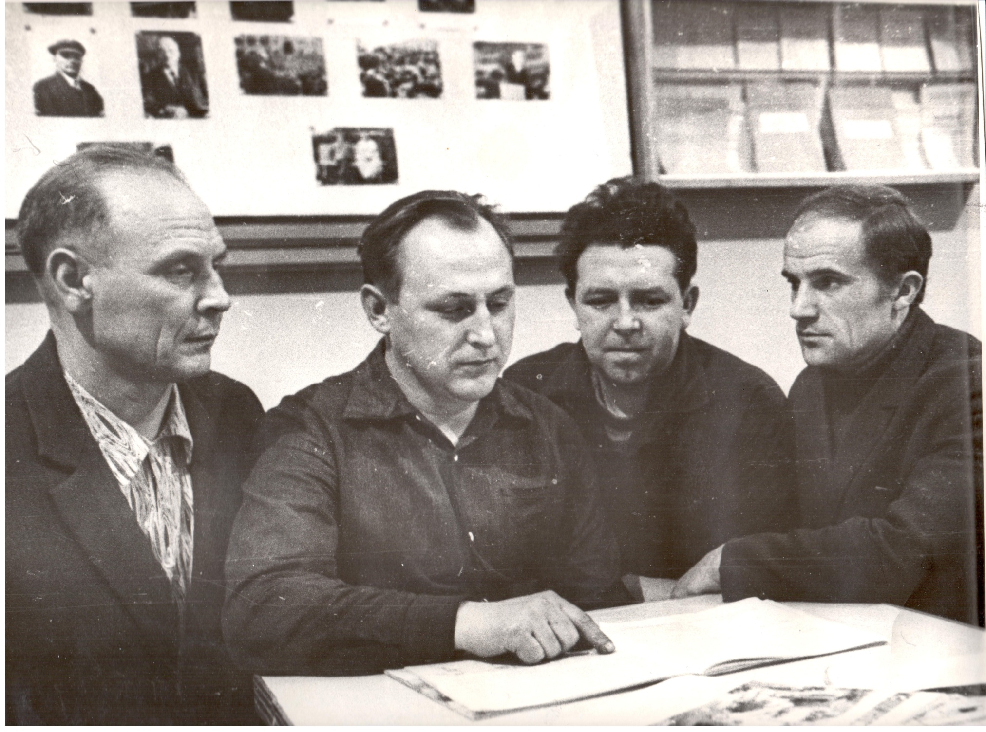Фотография «А.П. Исаев со своей бригадой». 1974 г.