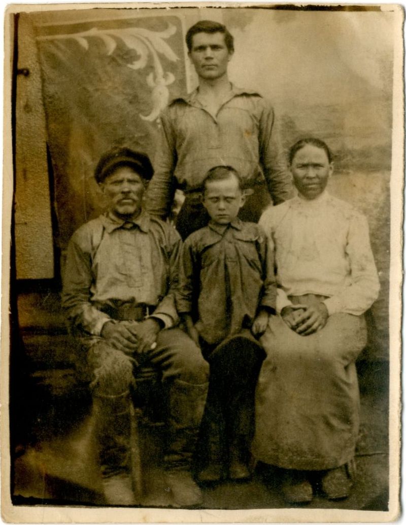 Фотография «Семья Белозеровых в селе Куликово Калачинского района Омской области» Фотография «Семья Белозеровых в селе Куликово Калачинского района Омской области»