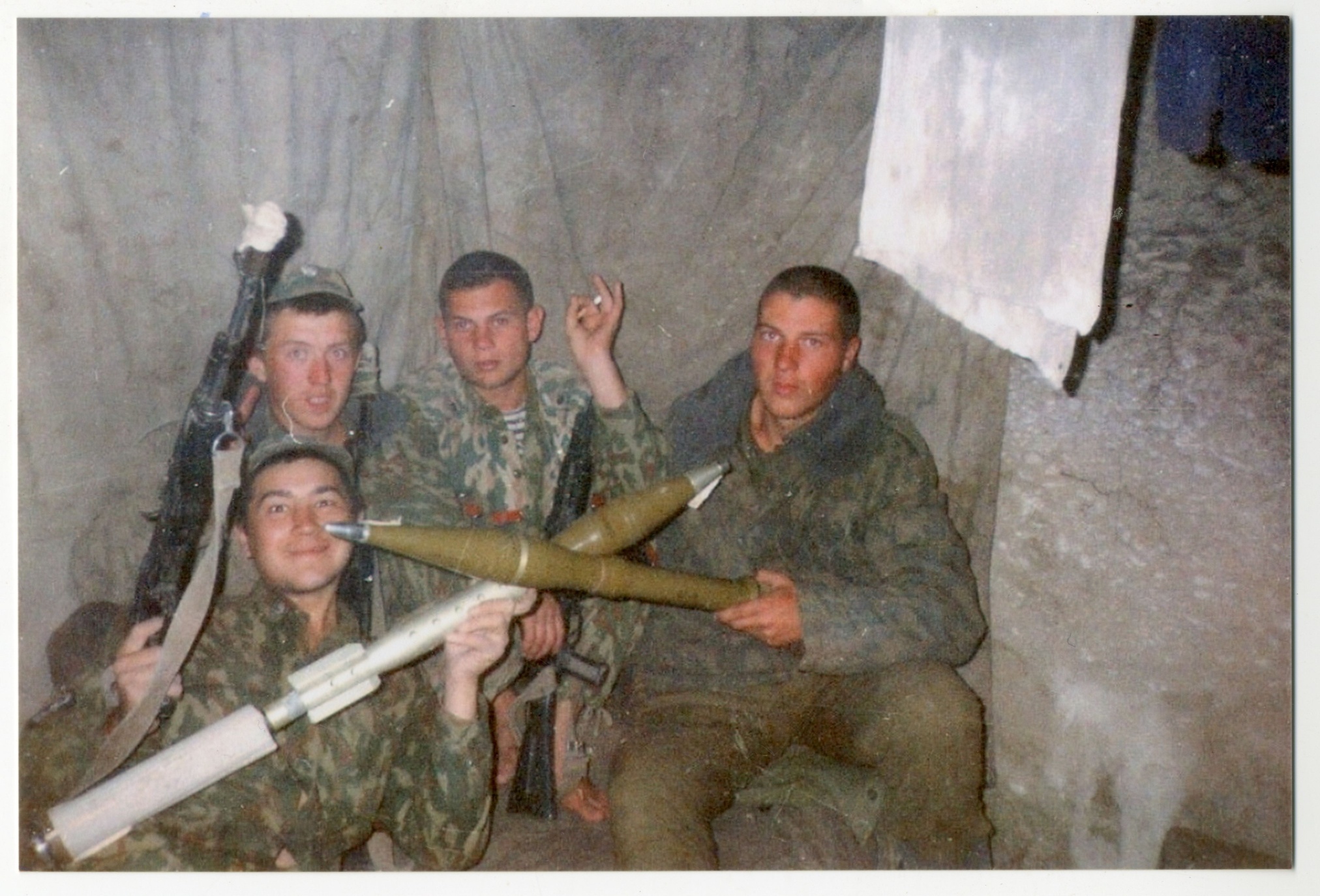 Фотография «Бойцы батареи СПГ-9 из состава АЗДН 26-й отдельной бригады оперативного назначения ВВ РФ (в/ч 3724)». Чечня. 1999 год Фотография «Бойцы батареи СПГ-9 из состава АЗДН 26-й отдельной бригады оперативного назначения ВВ РФ (в/ч 3724)». Чечня. 1999 год