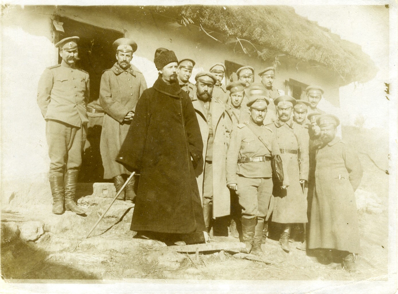 Фотография «Господа офицеры штаба и 2-го батальона 136-го пехотного Таганрогского полка». 14 октября 1915 года. Село Лопушино.