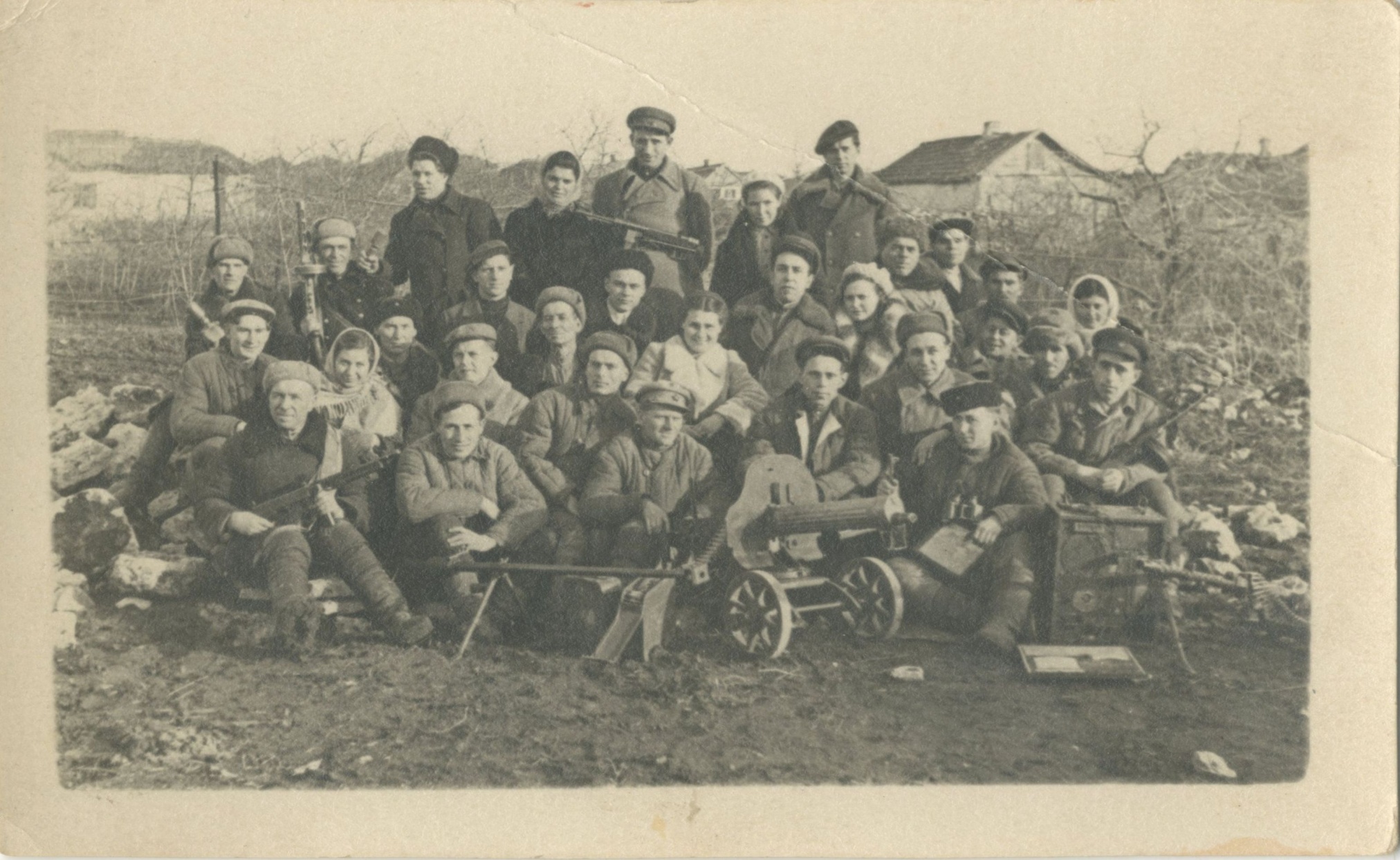 Фотография «Боевое ядро партизанского отряда «Отважный-2» Неклиновского района Ростовской области». 1942 год.