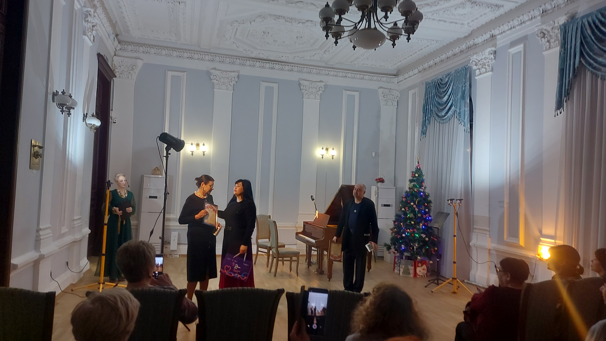 «Шедевры скрипичной музыки» прозвучали произведения К. Сен-Санса, М. Равеля, Д. Шостаковича, П.Чайковского, И. Фролова в исполнении Заслуженного артиста России, профессора Сергея Нестерова и его учеников «Шедевры скрипичной музыки» прозвучали произведения К. Сен-Санса, М. Равеля, Д. Шостаковича, П.Чайковского, И. Фролова в исполнении Заслуженного артиста России, профессора Сергея Нестерова и его учеников