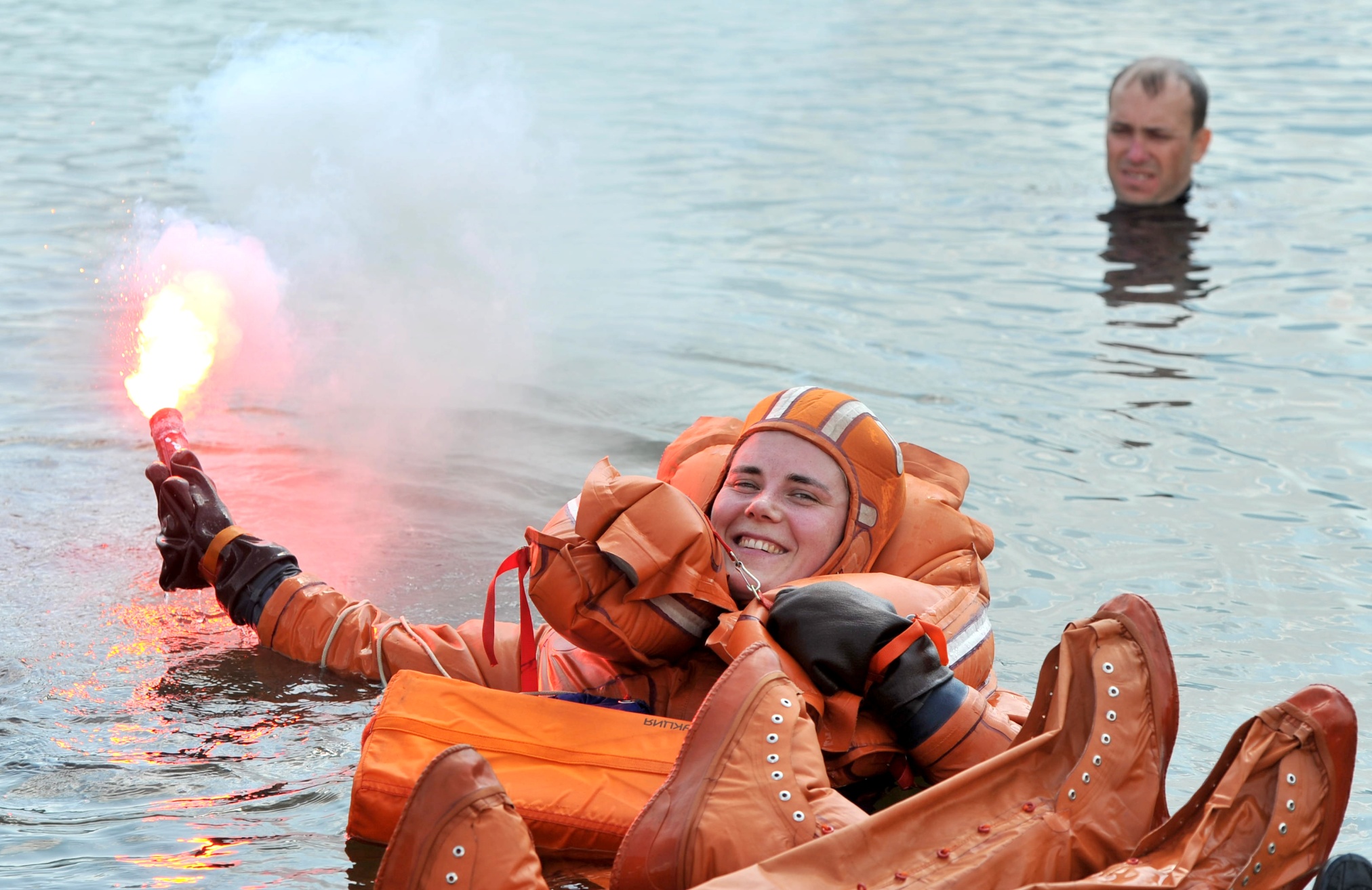 Анна во время тренировок по покиданию спускаемого аппарата в случае посадки на воду. Июнь 2021 года Анна во время тренировок по покиданию спускаемого аппарата в случае посадки на воду. Июнь 2021 года