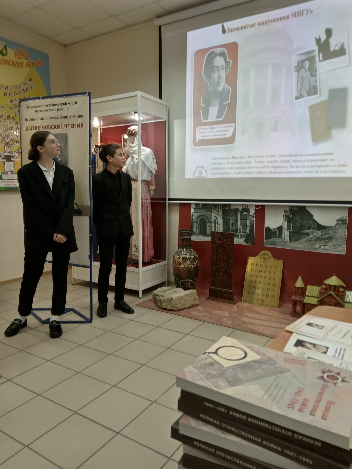 С художественно-литературной композицией выступают учащиеся МБОУ СОШ №16 Шерешков Ярослав, Анищенко Алина и Ковтунова Юлия. Руководитель Щербинина Елена Григорьевна С художественно-литературной композицией выступают учащиеся МБОУ СОШ №16 Шерешков Ярослав, Анищенко Алина и Ковтунова Юлия. Руководитель Щербинина Елена Григорьевна