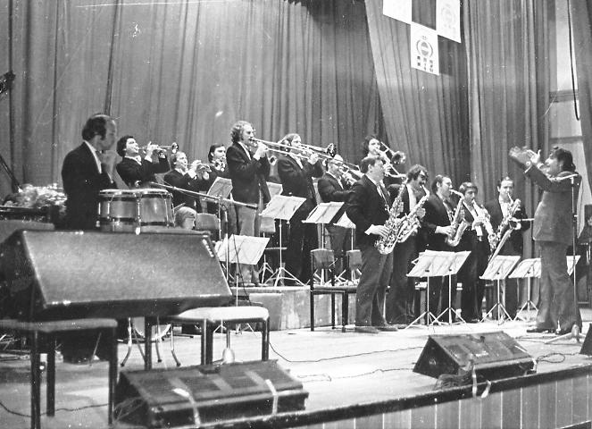 Фотография «Выступление джаз-оркестра под управлением Кима Назаретова». 1978 г. Фотография «Выступление джаз-оркестра под управлением Кима Назаретова». 1978 г.