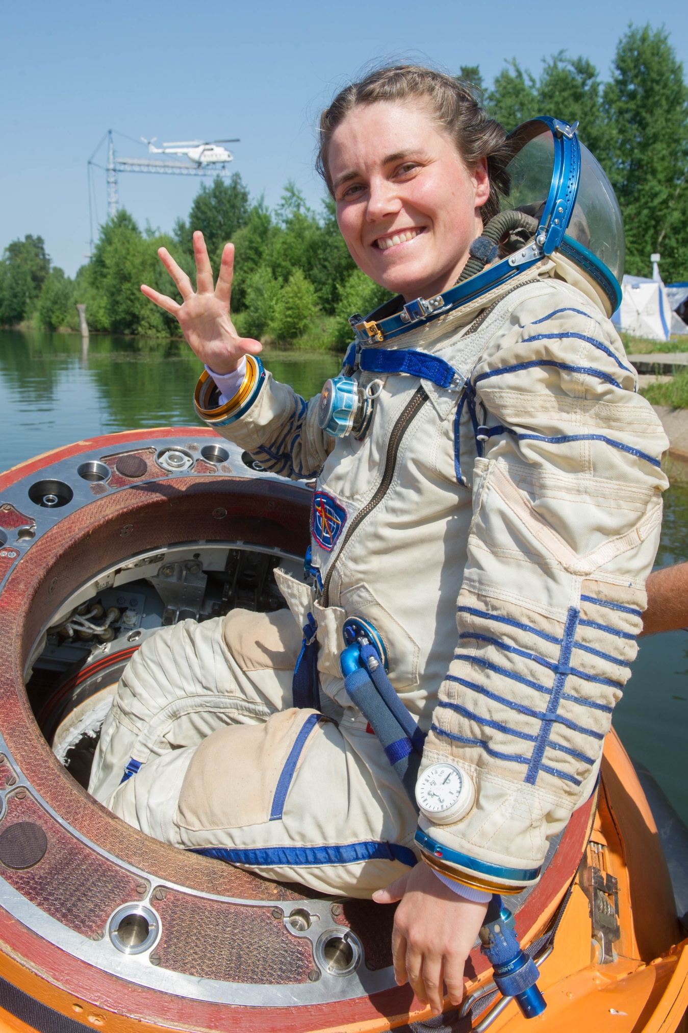 Анна Кикина перед тренировками покидания космического спускаемого аппарата в случае посадки на воду. Июнь 2021 года