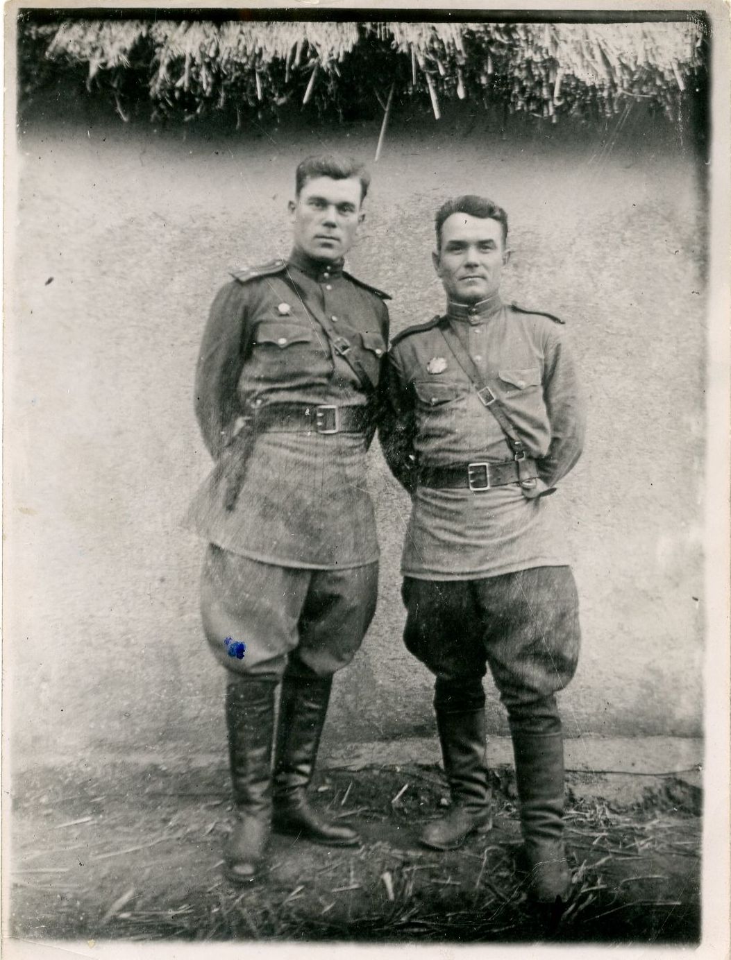 Фотография «Командир 905-го стрелкового полка 248-й стрелковой дивизии майор Филатов Д.Т и его заместитель по политчасти подполковник Шлыков В.И. после прорыва немецкой обороны» . Миус-фронт. 1943 год. Фотография «Командир 905-го стрелкового полка 248-й стрелковой дивизии майор Филатов Д.Т и его заместитель по политчасти подполковник Шлыков В.И. после прорыва немецкой обороны» . Миус-фронт. 1943 год.