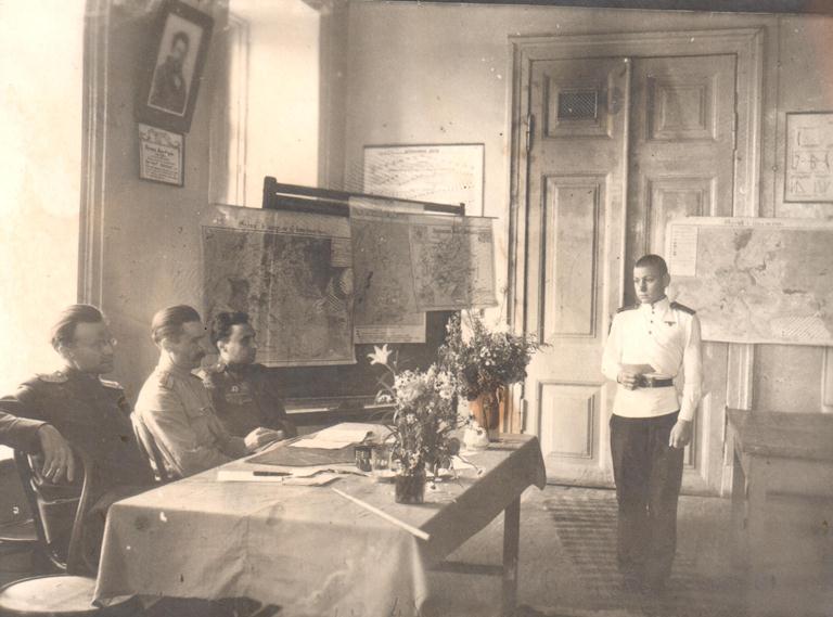 Изюмский Б.В. принимает экзамен в Новочеркасском суворовском училище. 1945 г.