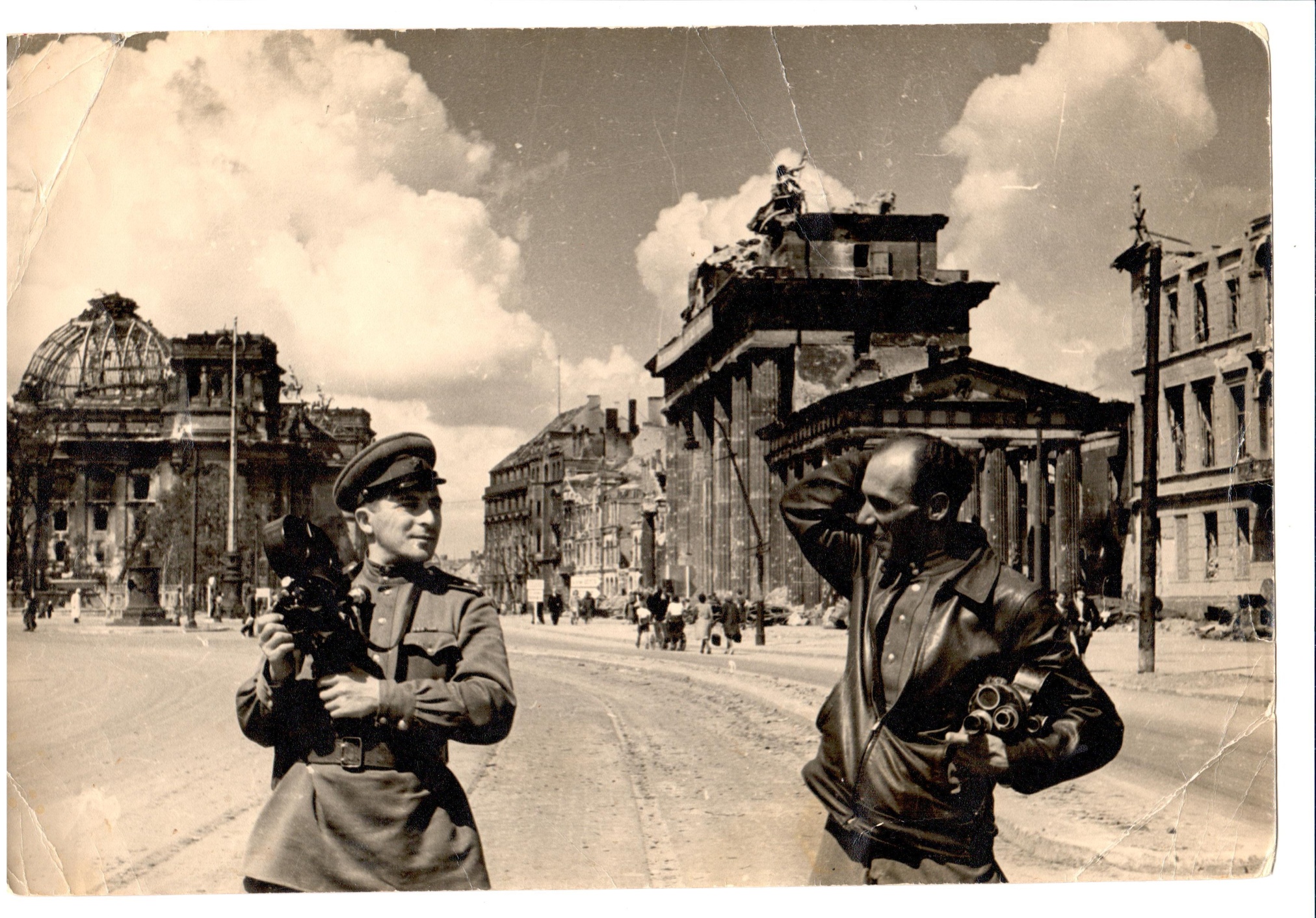 Фотография «Военный фотограф Мазрухо Л.Б. с камерой на площади перед Рейхстагом». Берлин. Май 1945 года.  Фотография «Военный фотограф Мазрухо Л.Б. с камерой на площади перед Рейхстагом». Берлин. Май 1945 года.