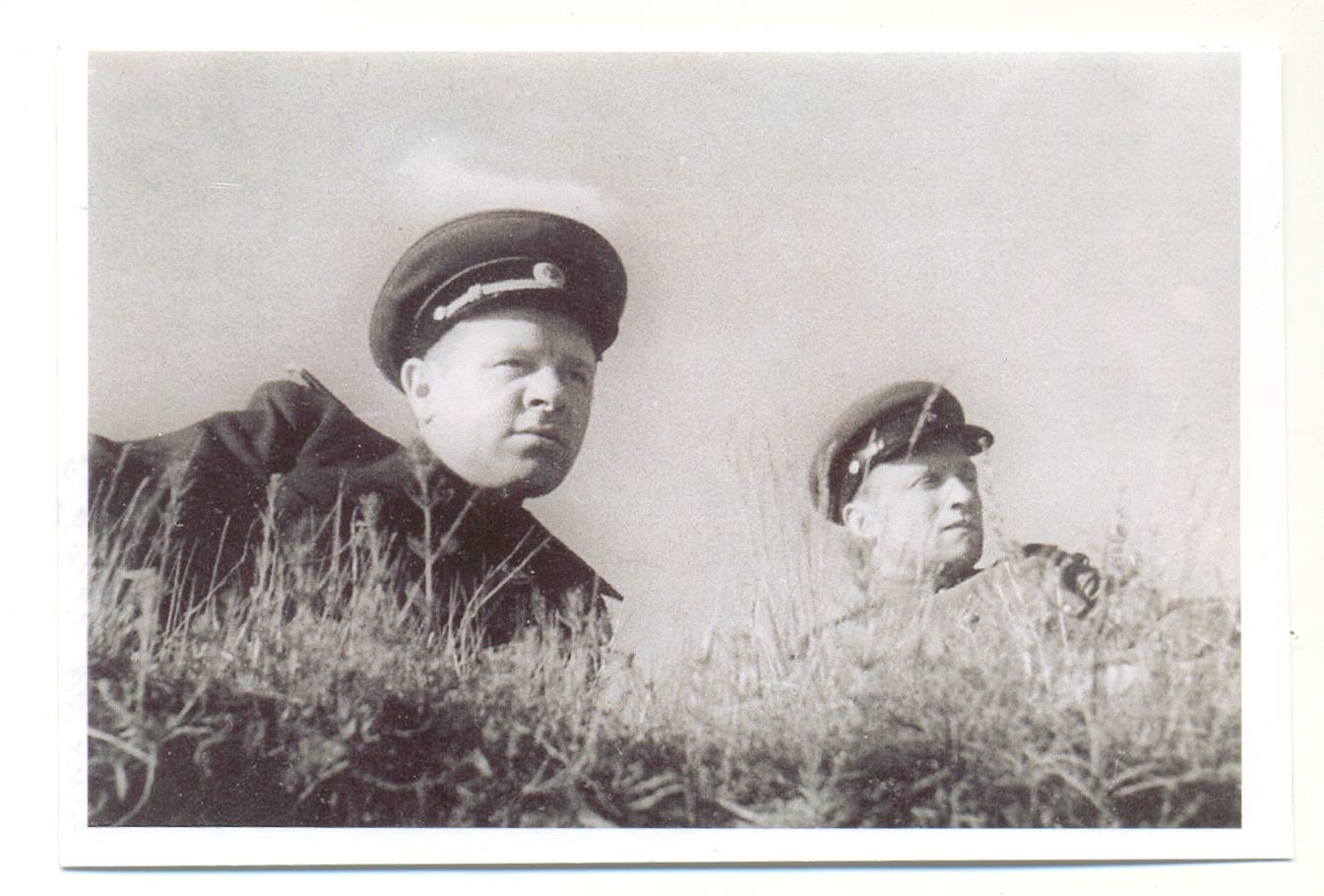 Фотография «Генерал-майор Рышков Ф.В. на позициях». Воронежский фронт. 1943 год