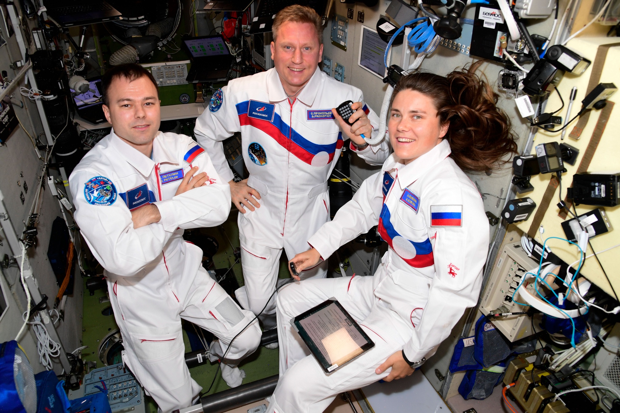 Российские космонавты Дмитрий Петелин, Сергей Прокопьев и Анна Кикина во время сеанса связи с Землей. 30 октября 2022 года