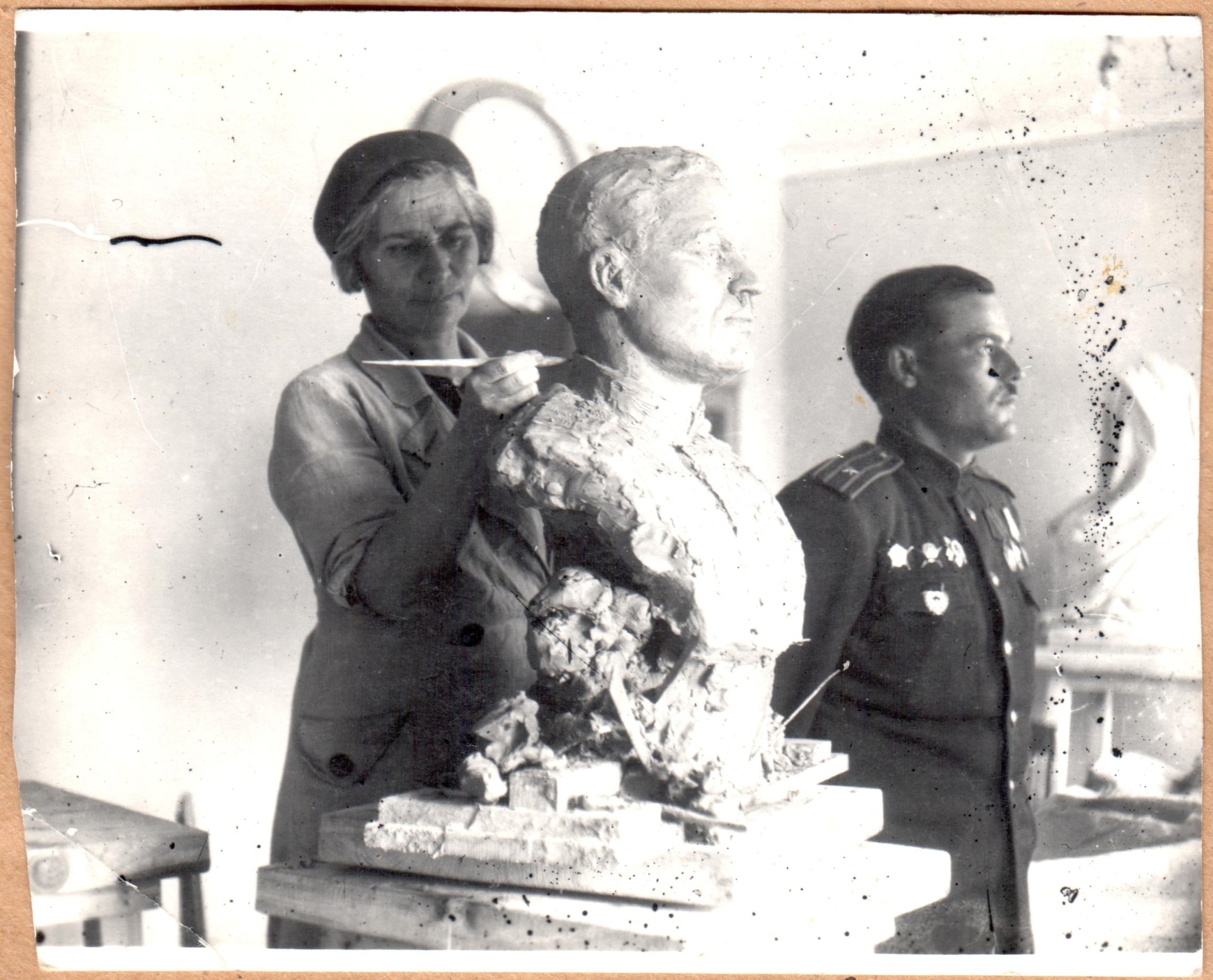 Скульптор Барашьян О.М. (Р.Т.) за работой над бюстом участника Великой Отечественной войны гвардии майора Сагайды Василия Ивановича. Ростов-на-Дону. 1945. Скульптор Барашьян О.М. (Р.Т.) за работой над бюстом участника Великой Отечественной войны гвардии майора Сагайды Василия Ивановича. Ростов-на-Дону. 1945.